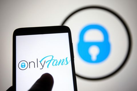 Das Logo der Online-Plattform OnlyFans ist auf einem Smartphone zu sehen