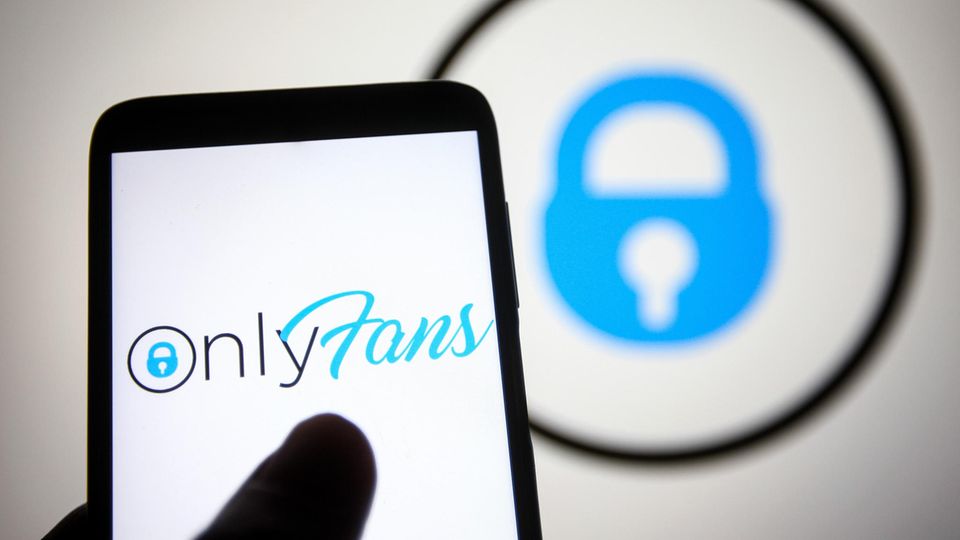Das Logo der Online-Plattform OnlyFans ist auf einem Smartphone zu sehen