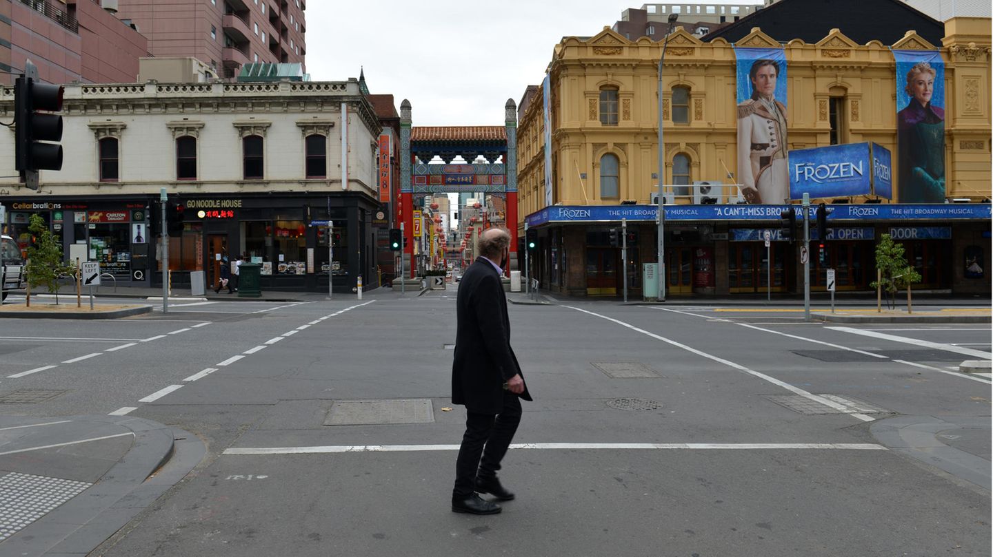 Eine leere Straße in der australischen Metropole Melbourne