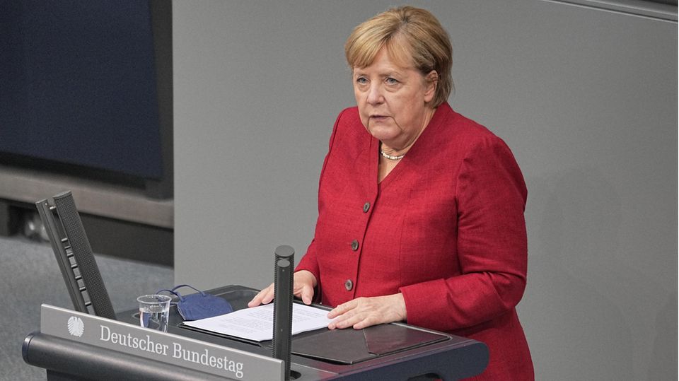 Bundeskanzlerin Angela Merkel (CDU) spricht im Bundestag