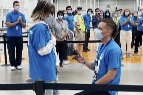 Sie haben sich im Impfzentrum kennen und lieben gelernt - Mann macht seiner Freundin einen Antrag