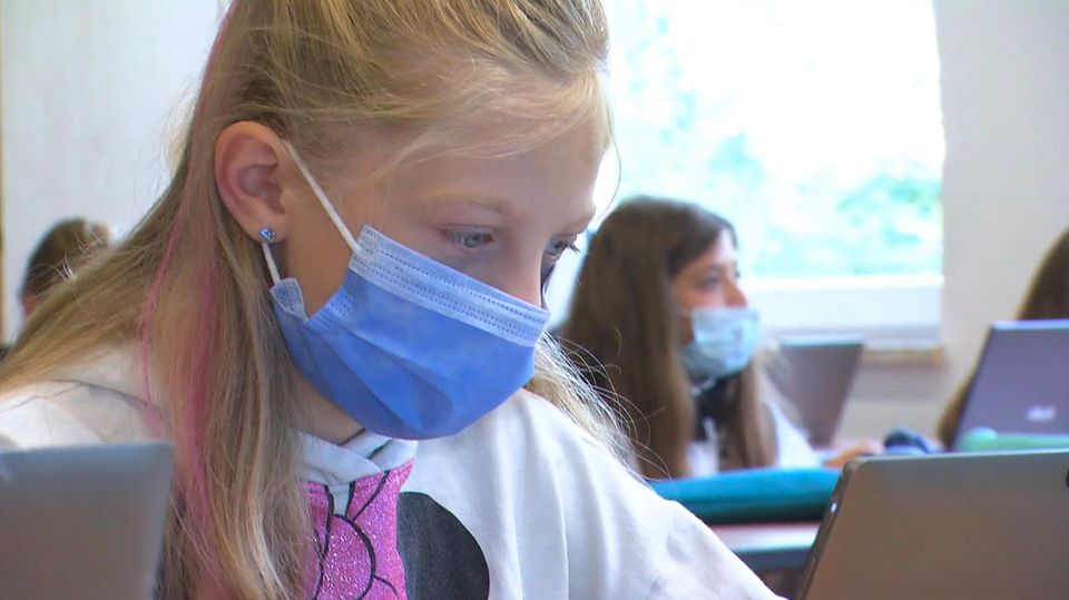 Kinder und Jugendliche dürfen wieder halbwegs normal am Unterricht teilnehmen.