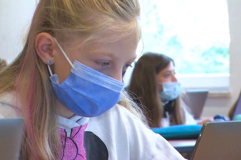 Kinder und Jugendliche dürfen wieder halbwegs normal am Unterricht teilnehmen.