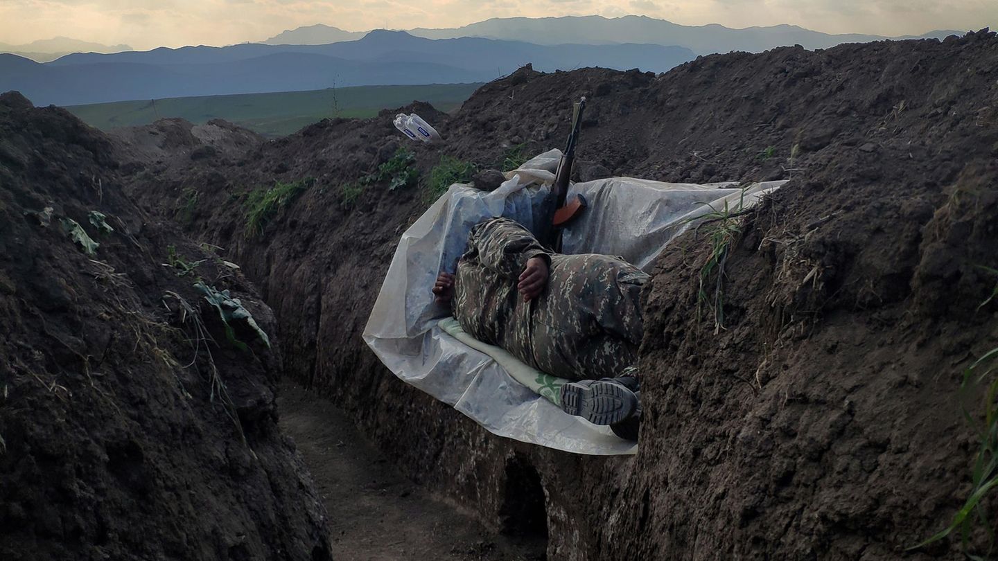Platz 3 in der Kategorie Zeitgeschehen belegte der armenische Fotograf Vaghinak Ghazaryan. Sein Bild zeigt einen Soldaten im Süden Armeniens in der Konflikregion Bergkarabach.