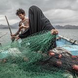Platz eins beim World Press Photo-Wettbewerb in der Kategorie Zeitgeschehen sicherte sich der argentinische Video- und Foto-Journalist Pablo Tosco. Sein Bild zeigt Fatima und ihren Sohn beim Vorbereiten ihrer Fischernetze im Jemen. Wie Millionen andere sind auch sie Opfer des Bürgerkriegs zwischen den Huti-Rebellen und der Regierung geworden. Der Konflikt begann 2014 und ist nach Unicef-Angaben für die weltweit größte humanitäre Katatsrophe verantwortlich.