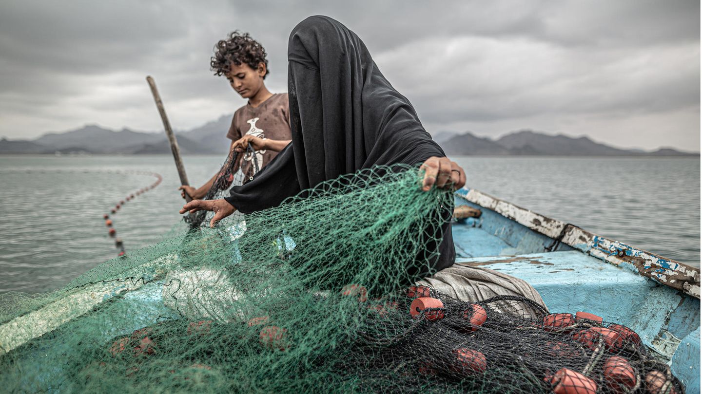 Platz eins beim World Press Photo-Wettbewerb in der Kategorie Zeitgeschehen sicherte sich der argentinische Video- und Foto-Journalist Pablo Tosco. Sein Bild zeigt Fatima und ihren Sohn beim Vorbereiten ihrer Fischernetze im Jemen. Wie Millionen andere sind auch sie Opfer des Bürgerkriegs zwischen den Huti-Rebellen und der Regierung geworden. Der Konflikt begann 2014 und ist nach Unicef-Angaben für die weltweit größte humanitäre Katatsrophe verantwortlich.