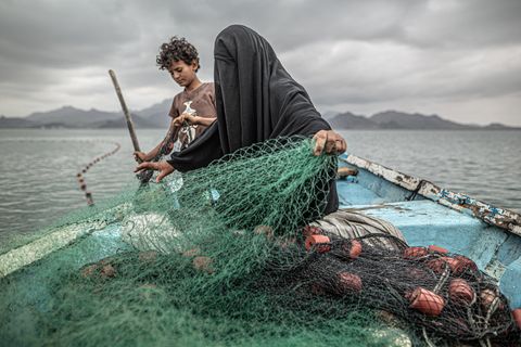 Platz eins beim World Press Photo-Wettbewerb in der Kategorie Zeitgeschehen sicherte sich der argentinische Video- und Foto-Journalist Pablo Tosco. Sein Bild zeigt Fatima und ihren Sohn beim Vorbereiten ihrer Fischernetze im Jemen. Wie Millionen andere sind auch sie Opfer des Bürgerkriegs zwischen den Huti-Rebellen und der Regierung geworden. Der Konflikt begann 2014 und ist nach Unicef-Angaben für die weltweit größte humanitäre Katatsrophe verantwortlich.
