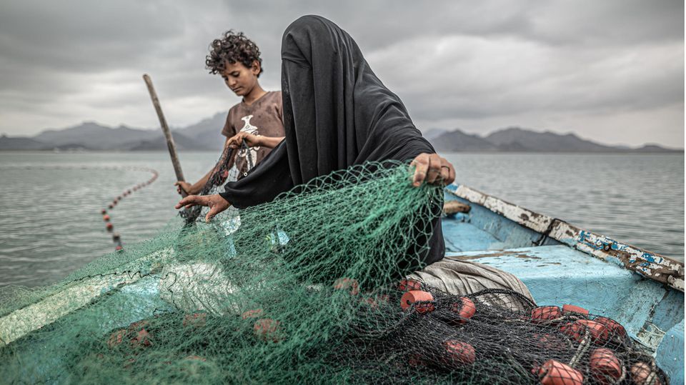 Platz eins beim World Press Photo-Wettbewerb in der Kategorie Zeitgeschehen sicherte sich der argentinische Video- und Foto-Journalist Pablo Tosco. Sein Bild zeigt Fatima und ihren Sohn beim Vorbereiten ihrer Fischernetze im Jemen. Wie Millionen andere sind auch sie Opfer des Bürgerkriegs zwischen den Huti-Rebellen und der Regierung geworden. Der Konflikt begann 2014 und ist nach Unicef-Angaben für die weltweit größte humanitäre Katatsrophe verantwortlich.
