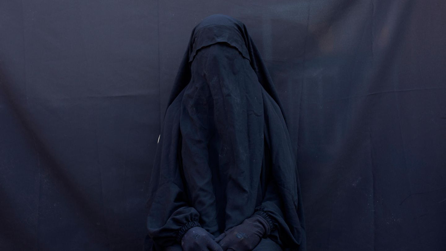Zeitgeschehen Stories, Platz 2 Platz zwei in der Kategorie Zeitgeschehen Stories belegt die amerikanische Fotojournalistin Maya Alleruzzo. Ihre Reihe porträtiert das Leben jesidischer Frauen, die den Anschlag der Terrorgruppe Islamischer Staat (IS) 2014 in der irakischen Grenzregion zu Syrien überlebt haben. Das Bild zeigt die vollverschleierte Layla Taloo und ihre Kleidung, die sie während ihrer Versklavung durch den IS tragen musste. 2014 hatte die islamistische Bewegung die jesidischen Gemeinden im Norden des Irak angegriffen und Frauen und Kinder versklavt. Die UN bezeichnet die Angriffe gegen die Minderheit als Genozid.