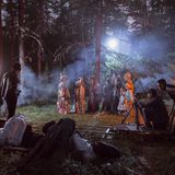 In der Kategorie Zeitgeschehen Stories belegt die Reihe des russischen Fotografen Alexey Vasilyev über Filmprojekte in der Region Sakha den ersten Platz. Die Kunst dient den Menschen in der Region dazu, alte Traditionen und Geschichten zu bewahren. Das erste Bild zeigt die Dreharbeiten zum zweiten Teil von "The Old Beyberikeen With Five Cows". Die Geschichte basiert auf einem alten Volksmärchen aus der Region Sakha im Nord-Osten der Russischen Föderation.