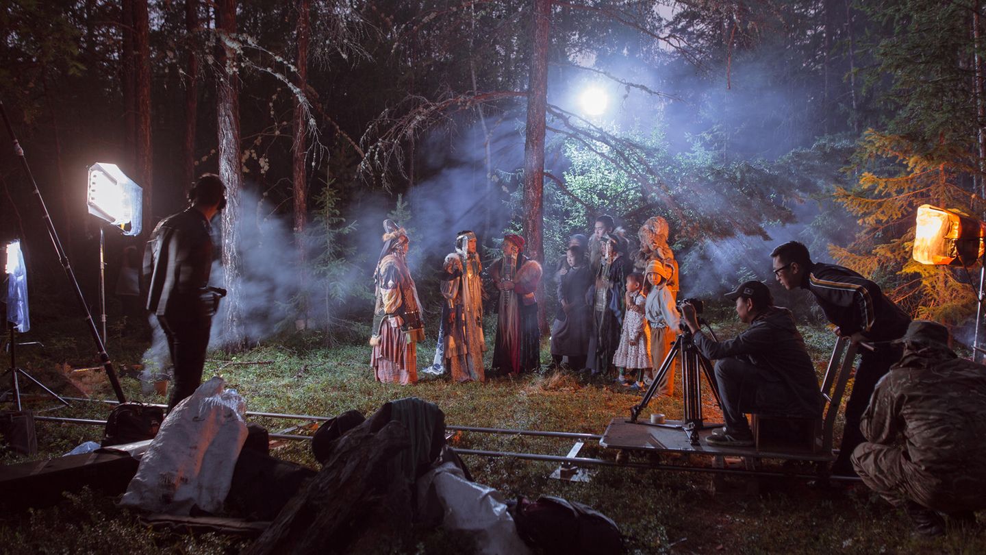 Zeitgeschehen Stories, Platz 1 In der Kategorie Zeitgeschehen Stories belegt die Reihe des russischen Fotografen Alexey Vasilyev über Filmprojekte in der Region Sakha den ersten Platz. Die Kunst dient den Menschen in der Region dazu, alte Traditionen und Geschichten zu bewahren. Das erste Bild zeigt die Dreharbeiten zum zweiten Teil von "The Old Beyberikeen With Five Cows". Die Geschichte basiert auf einem alten Volksmärchen aus der Region Sakha im Nord-Osten der Russischen Föderation.