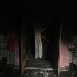 Ein Kleid und eine Strickjacke – die Proteste in Neu Delhi haben Spuren der Verwüstung hinterlassen und 53 Menschen das Leben gekostet. Ausgelöst wurden sie durch ein bereits 1951 vorgeschlagenes Gesetz zur Bekämpfung illegaler Einwanderung.