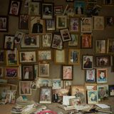 Fotografien aus dem Lalish Tempel im Norden des Irak zeigen Jesiden, die vom IS getötet wurden. Eine Untersuchung der Kommission für internationales Recht (CIJA) hat ergeben, dass der IS seine Gefangenen registrierte. Kinder und Frauen wurden fotografiert und als "verheiratet", unverheiratet" und "Mädchen" kategoriesiert. Tausende Frauen und Kinder wurden an IS-Kämpfer verschenkt.