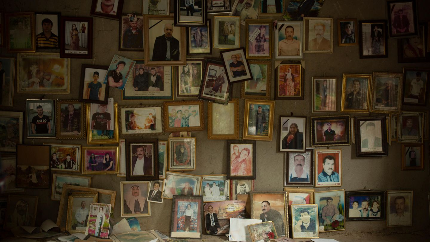 Zeitgeschehen Stories, Platz 2 Fotografien aus dem Lalish Tempel im Norden des Irak zeigen Jesiden, die vom IS getötet wurden. Eine Untersuchung der Kommission für internationales Recht (CIJA) hat ergeben, dass der IS seine Gefangenen registrierte. Kinder und Frauen wurden fotografiert und als "verheiratet", unverheiratet" und "Mädchen" kategoriesiert. Tausende Frauen und Kinder wurden an IS-Kämpfer verschenkt.