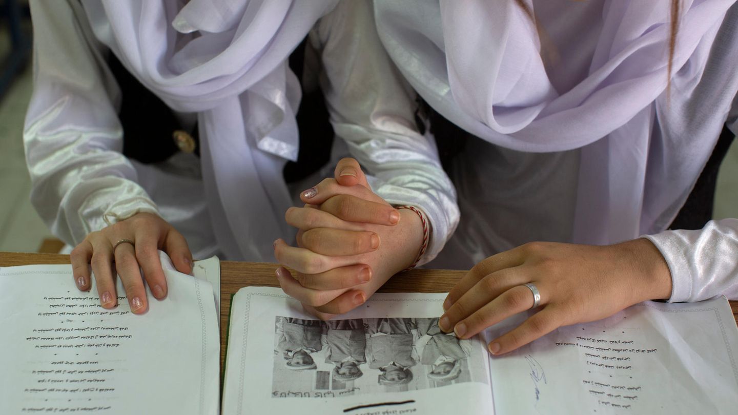 Jesidische Jugendliche in traditioneller Kleidung nehmen im Khanke Camp in der Nähe von Dohuk im Irak an einem Programm teil, um sie mit ihrer Religion und Kultur vertraut zu machen.