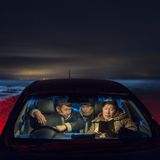 Regisseur Stepan Burnashev (rechts) probt mit Hauptdarsteller Fedot Lvov in Khara Khaar (Black Snow). Das Drama schildert das Leben im Norden und die gesellschaftlichen Probleme in Sakha.