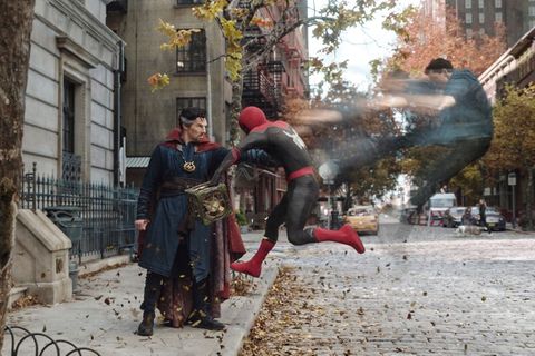 Szene aus dem Trailer zu "Spider-Man: No way home" von Marvel: Spider-Man kämpft auf der Straße