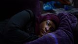 Lydia Rimawi liegt auf ihrem Sofa in Beit Rima, Palästina. Ihr Ehemann Abdul Karim Rimawi wurde 2001 gefangen genommen und zu 25 Jahren Haft verurteilt, weil er an der Ermordung des irsaelischen Tourismusminister Rehavam Ze’evi beteiligt war. Mithilfe künstlicher Befruchtung gebar Lydia 2013 ihren Sohn Majd. Im Jahr darauf wurde Abdul Karim zu einer Geldstrafe von rund 1500 Dollar verurteilt und zwei Jahre von Familienbesuchen ausgeschlossen, weil er sein Sperma illegal aus dem Gefängnis geschmuggelt hatte.
