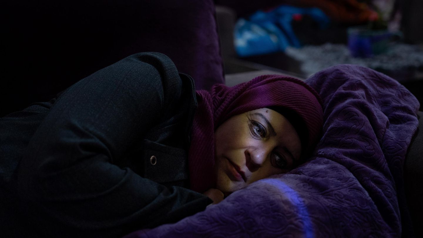 Langzeitprojekte, Platz 1 Lydia Rimawi liegt auf ihrem Sofa in Beit Rima, Palästina. Ihr Ehemann Abdul Karim Rimawi wurde 2001 gefangen genommen und zu 25 Jahren Haft verurteilt, weil er an der Ermordung des irsaelischen Tourismusminister Rehavam Ze’evi beteiligt war. Mithilfe künstlicher Befruchtung gebar Lydia 2013 ihren Sohn Majd. Im Jahr darauf wurde Abdul Karim zu einer Geldstrafe von rund 1500 Dollar verurteilt und zwei Jahre von Familienbesuchen ausgeschlossen, weil er sein Sperma illegal aus dem Gefängnis geschmuggelt hatte.
