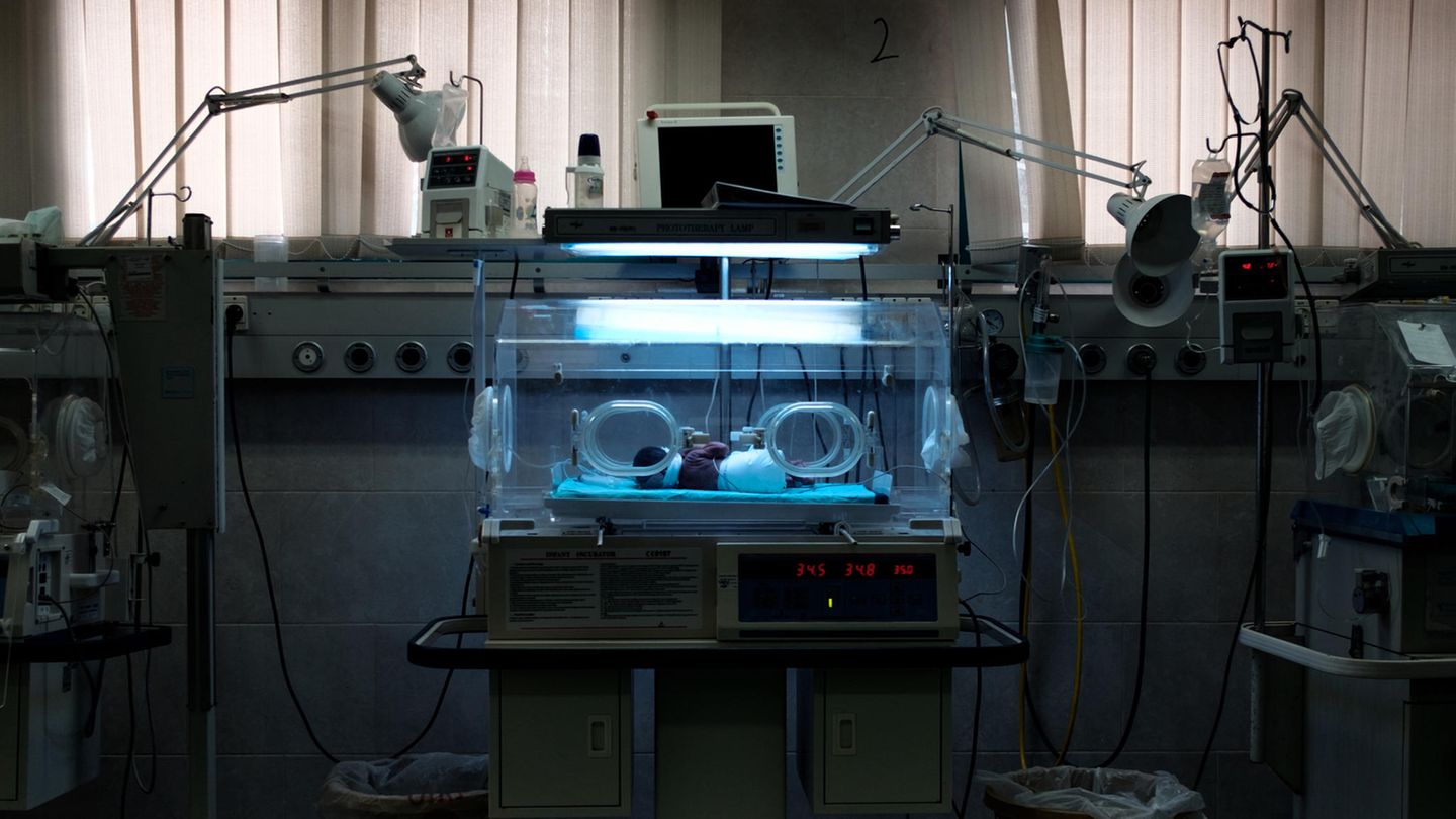 Langzeitprojekte, Platz 1 Ein Frühchen liegt in einem Brutkasten im Al-Shifa Hospital im Gazastreifen. Für viele Männer hat sich der Traum einer eigenen Familie mit der Gefangenschaft in Israel erledigt. Manche werden jedoch kreativ und schmuggeln ihr Sperma heimlich in Behältern für Stifte, Bonbonpapier oder Schokoladentafeln für ihre Kinder aus dem Gefängnis. Im Februar 2021 wurde laut dem Nahost-Monitor mithilfe des Sperma-Schmuggels das 96. Baby geboren.