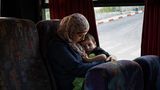 Lydia Rimawi mit ihrem Sohn Majd auf dem Weg zum Gefängnis. Um ihren Mann zu besuchen, verlässt sie ihr zu Hause um fünf Uhr morgens. Auf ihrer Busreise muss sie dreimal umsteigen und den Checkpoint passieren.