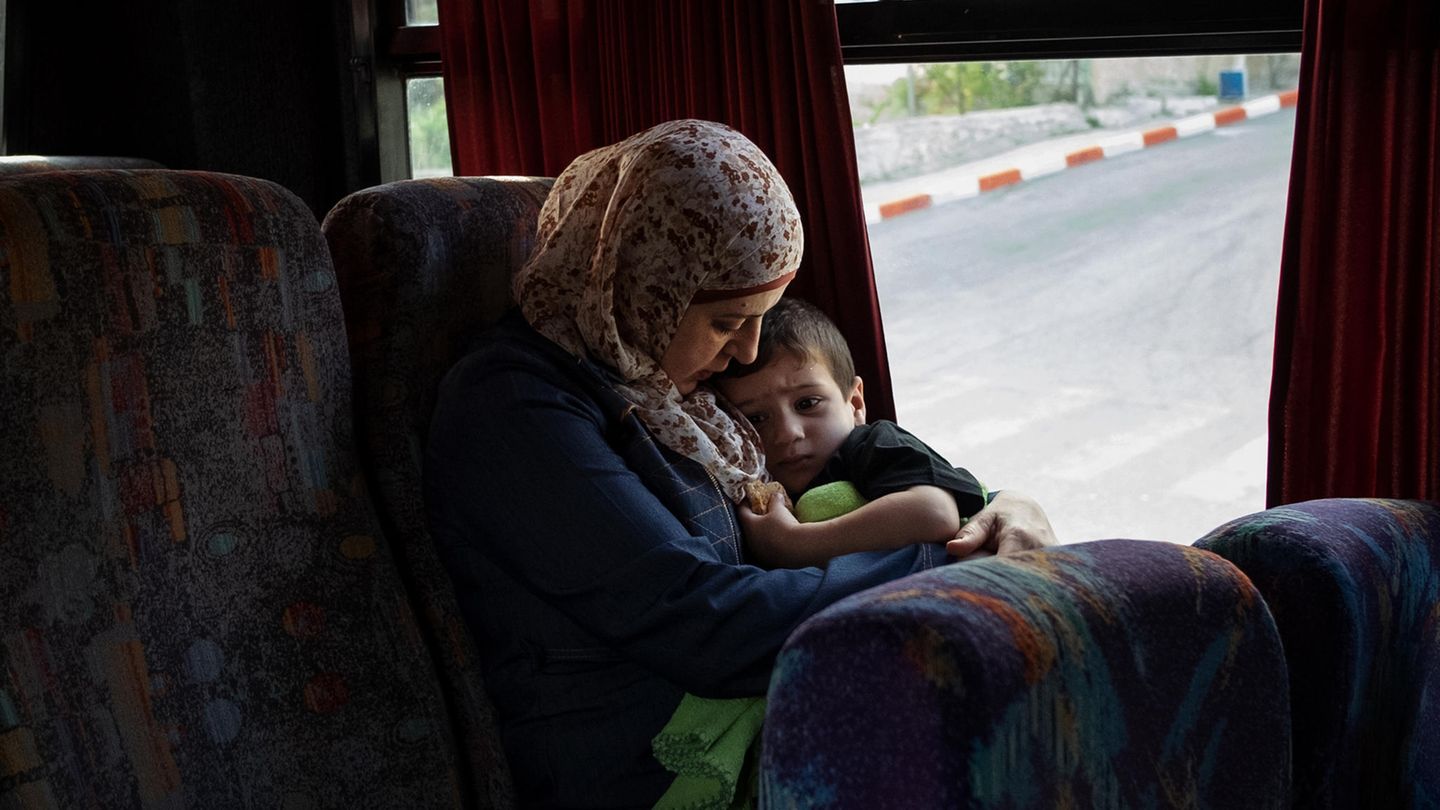 Lydia Rimawi mit ihrem Sohn Majd auf dem Weg zum Gefängnis. Um ihren Mann zu besuchen, verlässt sie ihr zu Hause um fünf Uhr morgens. Auf ihrer Busreise muss sie dreimal umsteigen und den Checkpoint passieren.