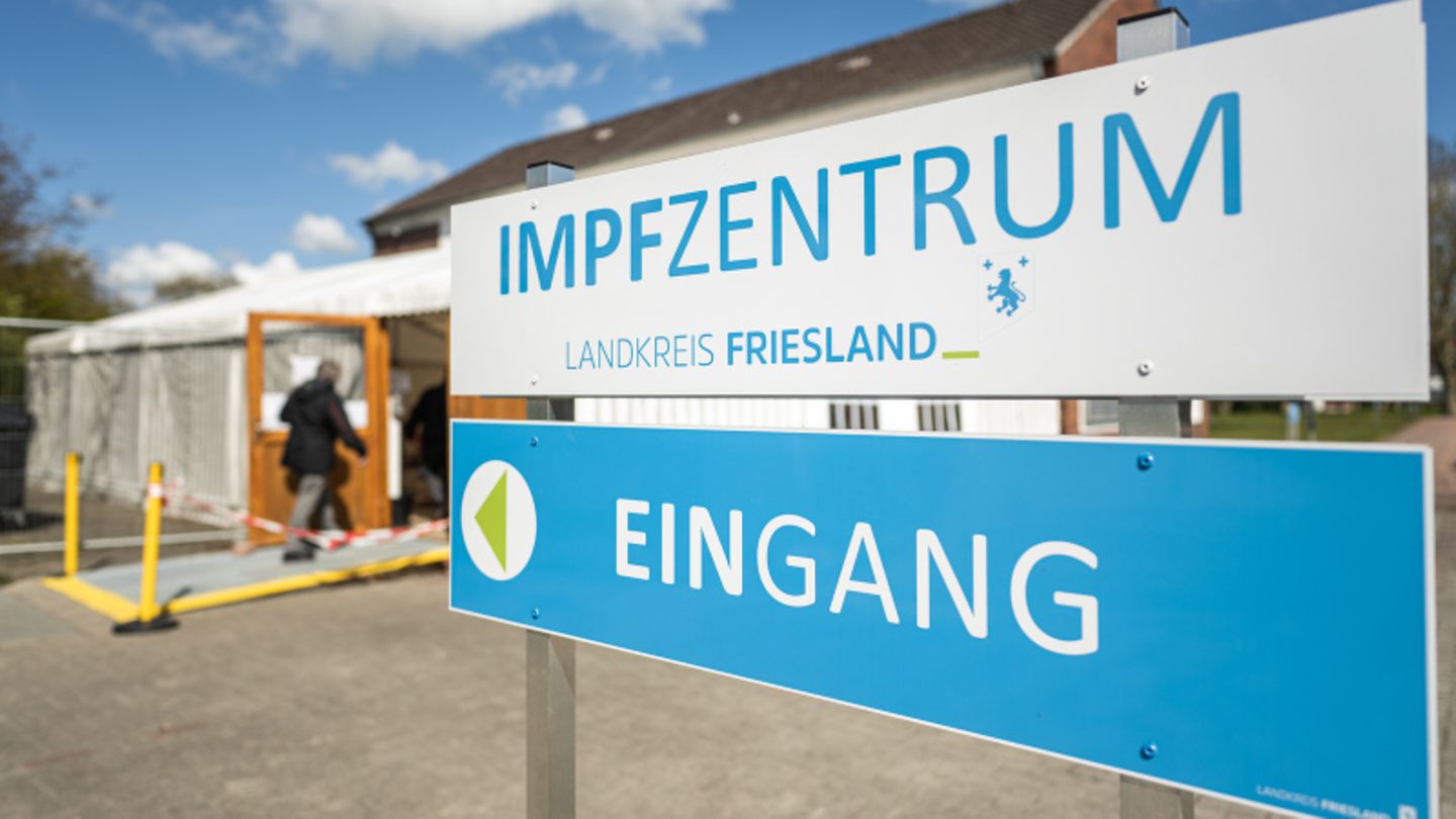Am Donnerstagmorgen untersucht die Polizei das Impfzentrum in Schortens im Landkreis Friesland