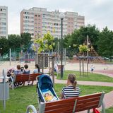 Katarzyna mit ihrer Puppe auf einer Bank. Ihre Kinder spielen auf dem Spielplatz in Warschau (Polen). Wo Katarzyna mit ihren Kindern auch hingeht: Die Babypuppe ist stets mit von der Partie.