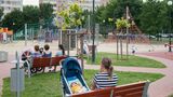 Katarzyna mit ihrer Puppe auf einer Bank. Ihre Kinder spielen auf dem Spielplatz in Warschau (Polen). Wo Katarzyna mit ihren Kindern auch hingeht: Die Babypuppe ist stets mit von der Partie.