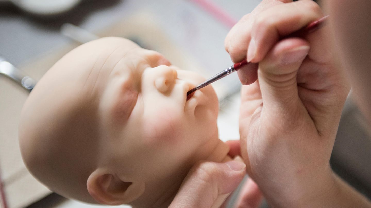Eine neue Babypuppe ist in der Produktion. Um die Puppen wie echte Babys aussehen zu lassen, braucht es viel Geduld und Liebe zum Detail. Meist werden sie aus Vinyl oder aus Silicon gefertigt. Die Wimpern bestehen aus Echthaar. Am Ende werden die Puppen mit einem "Babyduft" einparfümiert.