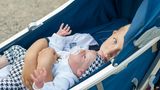 Ein müdes Kind in Warschau liegt in einem Kinderwagen, der eigentlich für die Babypuppe vorgesehen ist. Diese künstlichen Neugeborenen sind eine Erfindung der 1990er Jahre und werden mit einer Liebe zum Detail produziert – Muttermale, Venen, Poren, Tränen und Haaren inklusive. Fortgeschittenere Modelle sind zudem mit einem elektrischen System ausgestattet, das Atem- und Sauggeräusche sowie den Herzschlag echter Babys simuliert.