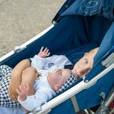 Ein müdes Kind in Warschau liegt in einem Kinderwagen, der eigentlich für die Babypuppe vorgesehen ist. Diese künstlichen Neugeborenen sind eine Erfindung der 1990er Jahre und werden mit einer Liebe zum Detail produziert – Muttermale, Venen, Poren, Tränen und Haaren inklusive. Fortgeschittenere Modelle sind zudem mit einem elektrischen System ausgestattet, das Atem- und Sauggeräusche sowie den Herzschlag echter Babys simuliert.