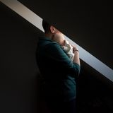 Ewas Sohn kam zu früh zur Welt und starb nach 18 Tagen. Für sie ist die Babypuppe ein Ersatz für die Leere, die danach blieb. Jede Frau, die Karolina Jonderko in ihrer Fotoreportage abgebildet hat, hat die Babypuppen aus einem bestimmten Grund angeschafft. Für diejenigen, die selbst keine Kinder bekommen können oder ein Neugeborenes verloren haben, ist die Puppe ein Ersatz – etwas, dem sie ihre Liebe und Zuneigung widmen können.