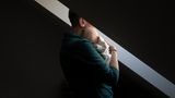 Ewas Sohn kam zu früh zur Welt und starb nach 18 Tagen. Für sie ist die Babypuppe ein Ersatz für die Leere, die danach blieb. Jede Frau, die Karolina Jonderko in ihrer Fotoreportage abgebildet hat, hat die Babypuppen aus einem bestimmten Grund angeschafft. Für diejenigen, die selbst keine Kinder bekommen können oder ein Neugeborenes verloren haben, ist die Puppe ein Ersatz – etwas, dem sie ihre Liebe und Zuneigung widmen können.
