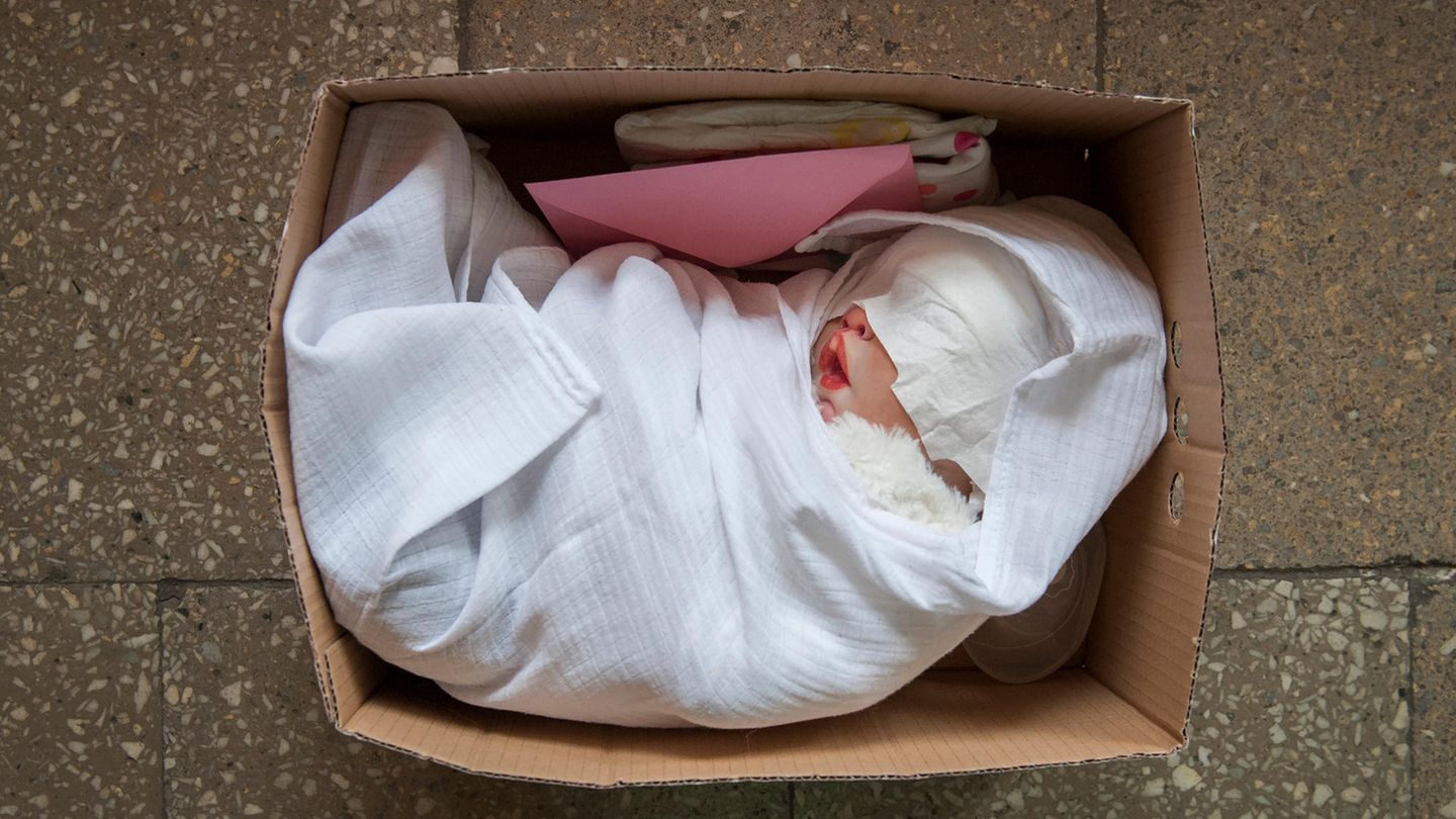 Langzeitprojekte, Platz 2 Fertig zur Adoption: Eine frisch gefertigte Babypuppe liegt bereit, um an ihre neuen "Eltern" geschickt zu werden. Das Paket beinhaltet eine Geburtsurkunde und ein Set Baby-Kleidung. Für die "Eltern" ist der Moment des Entpackens etwas ganz Besonderes. Viele filmen das Ereignis, um es in den sozialen Medien zu teilen.