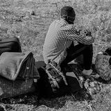 Ein Mann und ein kleines Mädchen mit ihrem Besitz etwas abseits von den Protesten im Flüchtlingscamp Moria.