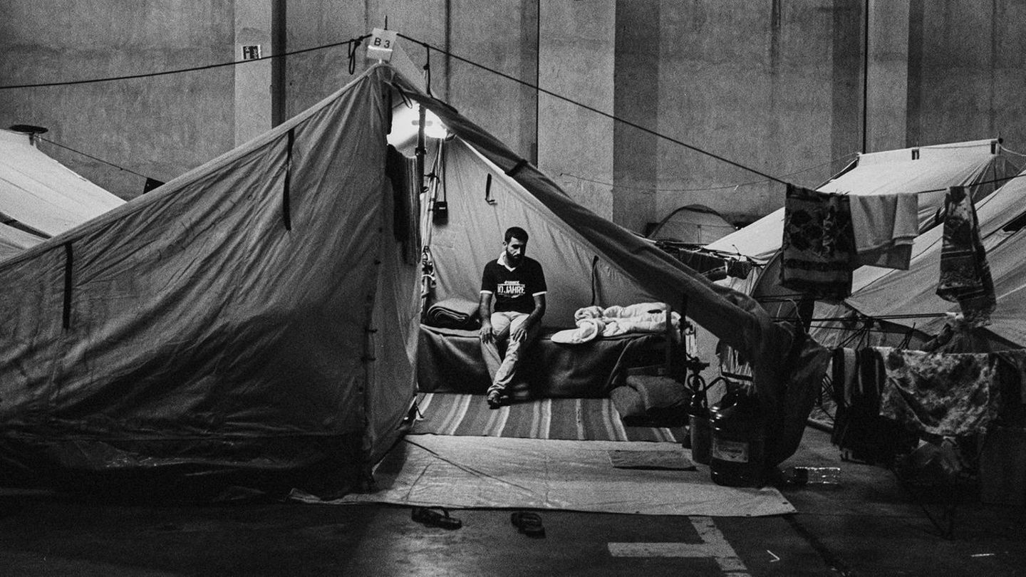 Langzeitprojekte, Platz 3 Ein Mann sitzt in einem Zelt des Flüchtlingscamps Anagnostopoulou in einem Vorort von Thessaloniki. Seit 2015 haben laut Uno Flüchtlingswerk Millionen Menschen aus Syrien, Irak und Afghanistan Griechenland durchquert. Über 90.000 von ihnen stecken dort fest seit die Balkanstaaten und Europa ihre Grenzen für Migranten geschlossen haben.