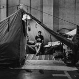 Ein Mann sitzt in einem Zelt des Flüchtlingscamps Anagnostopoulou in einem Vorort von Thessaloniki. Seit 2015 haben laut Uno Flüchtlingswerk Millionen Menschen aus Syrien, Irak und Afghanistan Griechenland durchquert. Über 90.000 von ihnen stecken dort fest seit die Balkanstaaten und Europa ihre Grenzen für Migranten geschlossen haben.