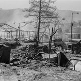 Das Flüchtlingscamp Moria auf der griechischen Insel Lesbos gehörte zu den größten Flüchtlingscamps in Europa. Im Sommer 2020 lebten dort ungefähr 20.000 Menschen, obwohl der Platz für höchstens 3000 reichte. Die Bewohner klagten über die unzureichenden Lebensbedingungen. Nach dem Brand im September 2020 ist von den Behausungen kaum noch etwas übrig. Die griechische Regierung geht davon aus, dass die Flüchtlinge das Feuer selbst gelegt haben, um gegen den durch die Pandemie verhängten Lockdown zu protestieren.