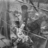 Den dritten Platz in der Kategorie Langzeitprojekte belegt die Fotoreportage von Angelos Tzortzinis. Er hat sich acht Jahre lang mit den Folgen von Migration beschäftigt und war dafür unter anderem in Flüchtlingscamps auf Samos und Lesbos unterwegs. Das erste Bild zeigt eine Frau mit ihrem Baby in einem Zelt in dem greichischen Dorf Idomeni an der Grenze zu Mazedonien.