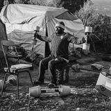 Dore Motonatembe macht Fitnessübungen vor seinem Zelt im Camp auf Samos. Ende 2019 waren dort fast 8000 Flüchtlinge in einer ehemaligen Militärbasis untergebracht, die eigentlich nur Platz für 650 Menschen bietet. Anwohner protestierten regelmäßig und forderten, die Flüchtlinge aufs Festland zu bringen. Die Bewohner des Camps demonstrierten ihrerseits für bessere Lebensbedingungen. Anfang November 2020 brach im Camp ein Feuer aus, nachdem die Insel zwei Tage zuvor von einem Erdbeben erschüttert worden war. Zwischen 100 und 150 Menschen verloren ihr zu Hause.