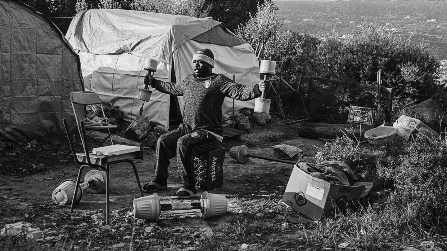 Langzeitprojekte, Platz 3 Dore Motonatembe macht Fitnessübungen vor seinem Zelt im Camp auf Samos. Ende 2019 waren dort fast 8000 Flüchtlinge in einer ehemaligen Militärbasis untergebracht, die eigentlich nur Platz für 650 Menschen bietet. Anwohner protestierten regelmäßig und forderten, die Flüchtlinge aufs Festland zu bringen. Die Bewohner des Camps demonstrierten ihrerseits für bessere Lebensbedingungen. Anfang November 2020 brach im Camp ein Feuer aus, nachdem die Insel zwei Tage zuvor von einem Erdbeben erschüttert worden war. Zwischen 100 und 150 Menschen verloren ihr zu Hause.