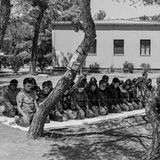 Männer beten unter den Bäumen im Flüchtlingscamp in Schisto, nahe der griechischen Hauptstadt Athen.