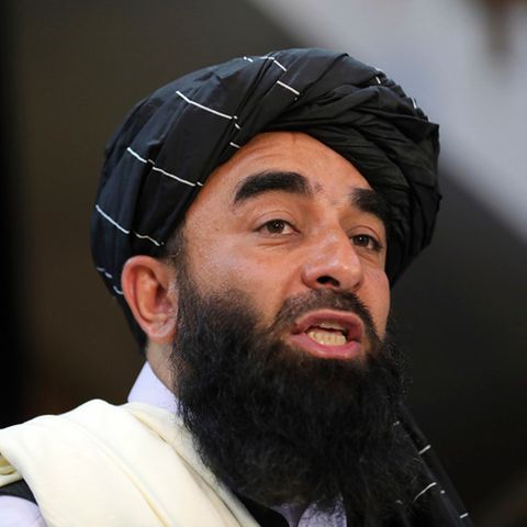 Sabiullah Mudschahid, Sprecher der Taliban, spricht auf seiner ersten Pressekonferenz in Kabul