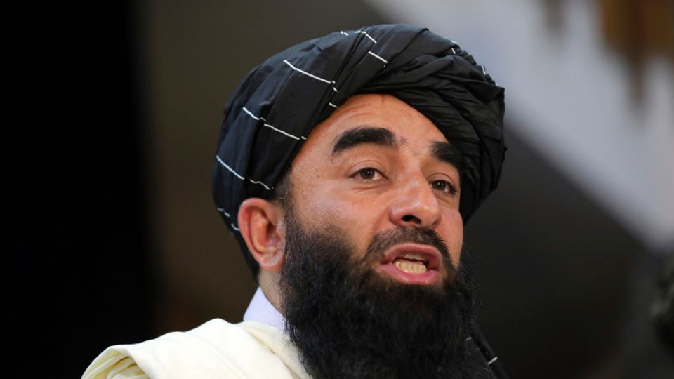 Sabiullah Mudschahid, Sprecher der Taliban, spricht auf seiner ersten Pressekonferenz in Kabul
