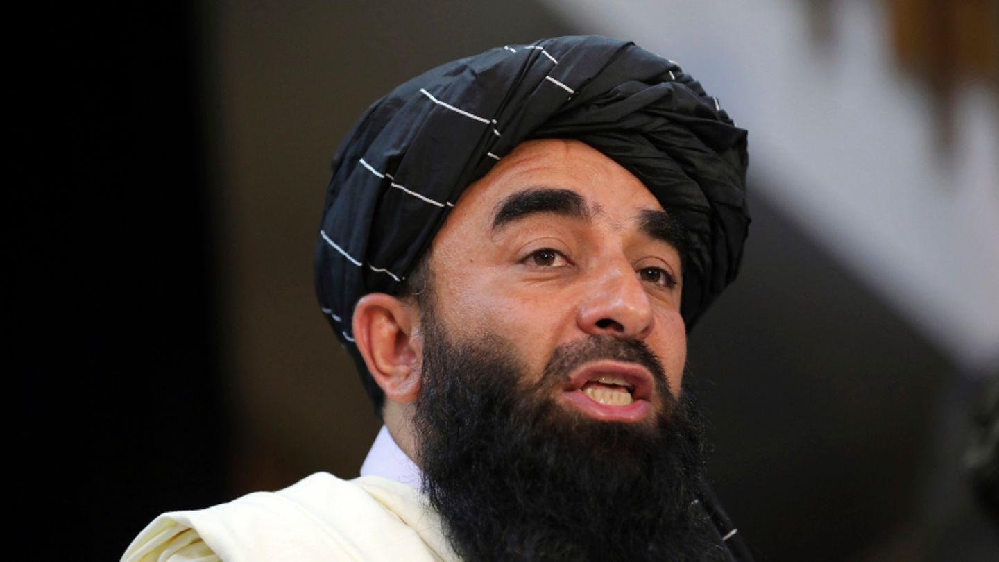 Sabiullah Mudschahid, Sprecher der Taliban, spricht auf seiner ersten Pressekonferenz in Kabul