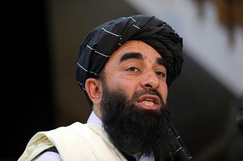 Sabiullah Mudschahid, Sprecher der Taliban, spricht auf seiner ersten Pressekonferenz in Kabul