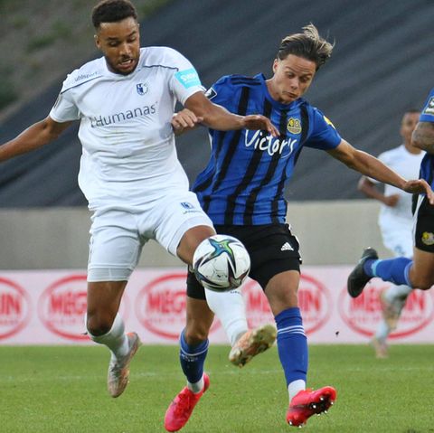 Giftiges Duell in der 3. Liga: Der Magdeburger Minos Gouras (l.) beharkt sich mit Saarbrückens Leon Bell Bell