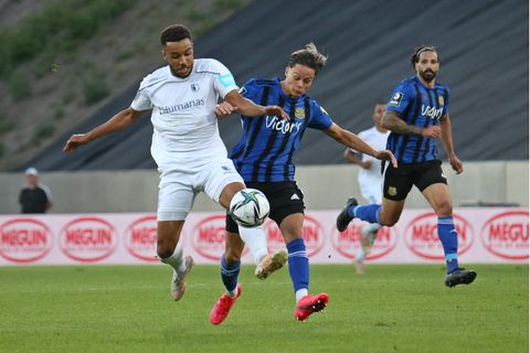 Giftiges Duell in der 3. Liga: Der Magdeburger Minos Gouras (l.) beharkt sich mit Saarbrückens Leon Bell Bell