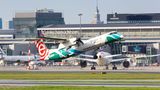 Reklame für eine Region, für die Woiwodschaft Karpatenvorland im Südosten Polens: Diese Bombardier DHC 8-400 der polnischen LOT hebt mit der Sonderbemalung "Podkarpackie" am Chopin-Flughafen Warschau ab.